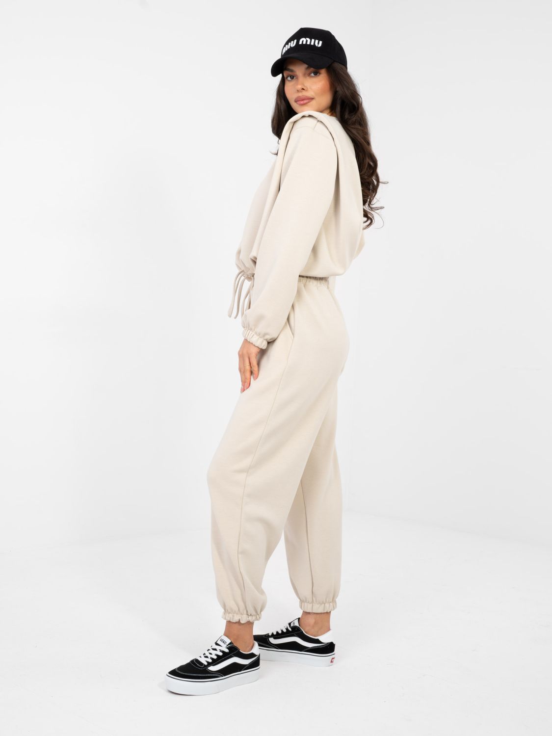 Ženski bež komplet z dolgimi rokavi in zavezovanjem