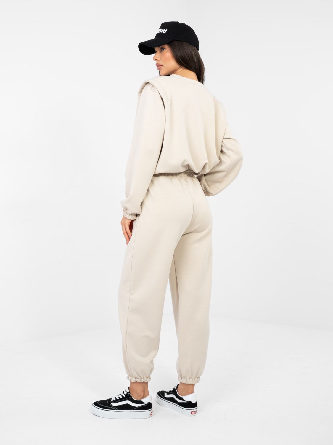 Ženski bež komplet z dolgimi rokavi in zavezovanjem