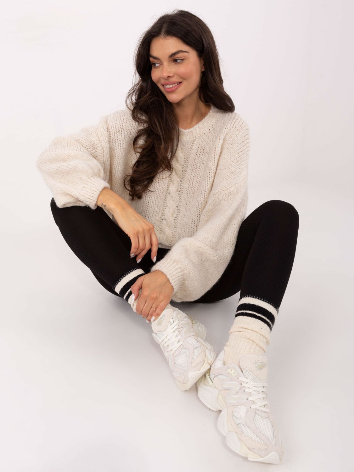 Bež pulover z okroglim izrezom in teksturiranim vzorcem