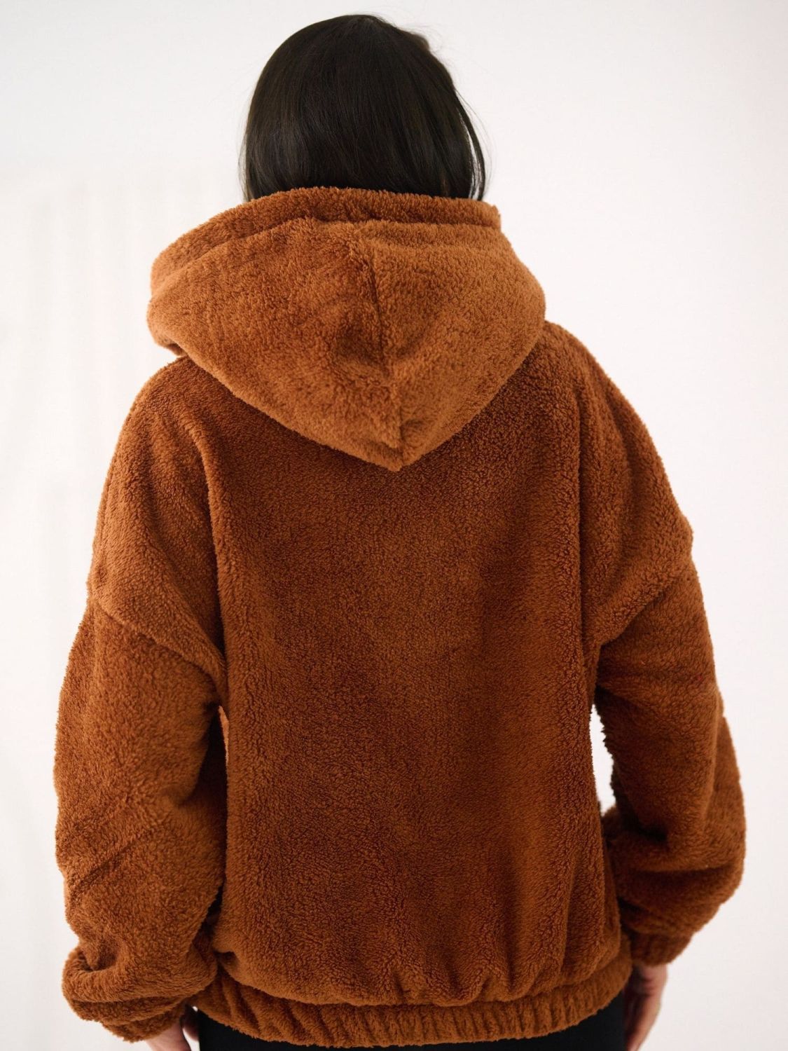 Bež pulover s kapuco in žepom