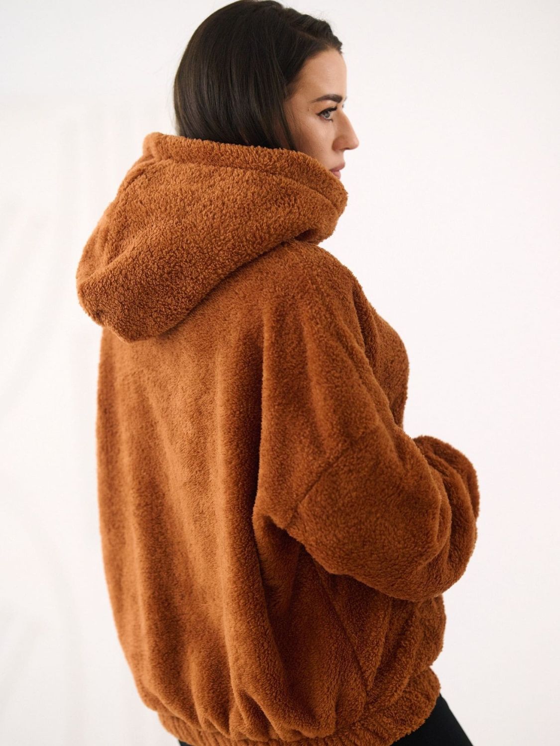 Bež pulover s kapuco in žepom