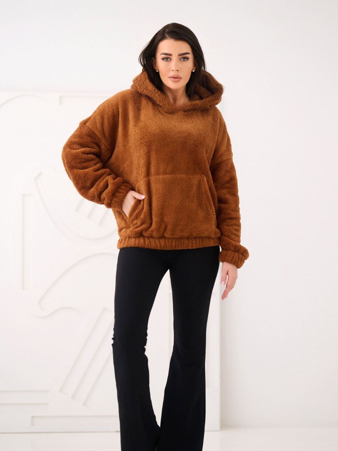 Bež pulover s kapuco in žepom