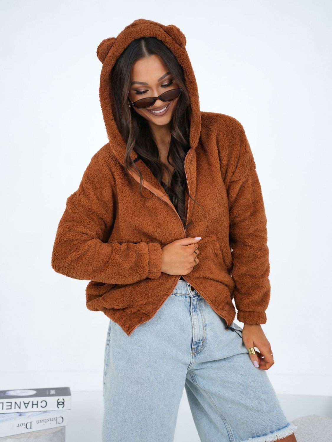 Bež pulover s kapuco in zadrgo