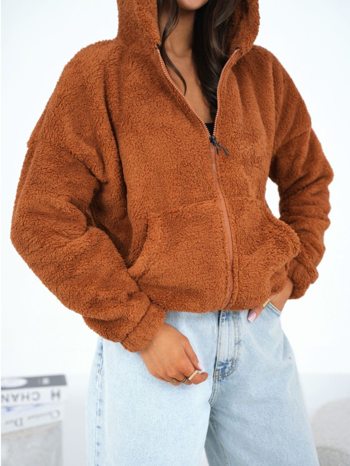 Bež pulover s kapuco in zadrgo