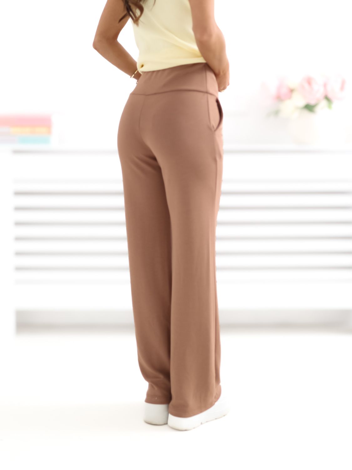 Bež športne hlače z ravnim krojem