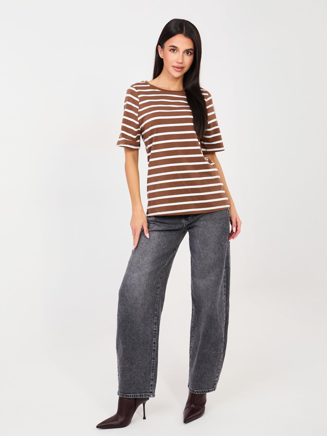 Bež majica s črtami in kratkimi rokavi