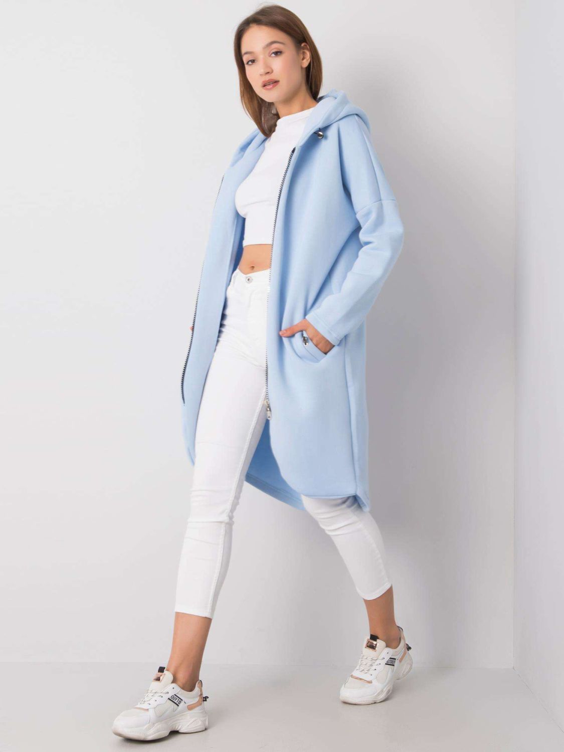 Svetlo modra dolga jopa s kapuco in zadrgo