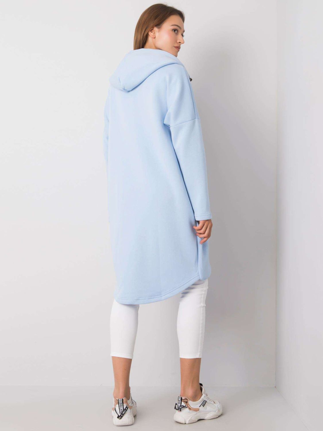 Svetlo modra dolga jopa s kapuco in zadrgo