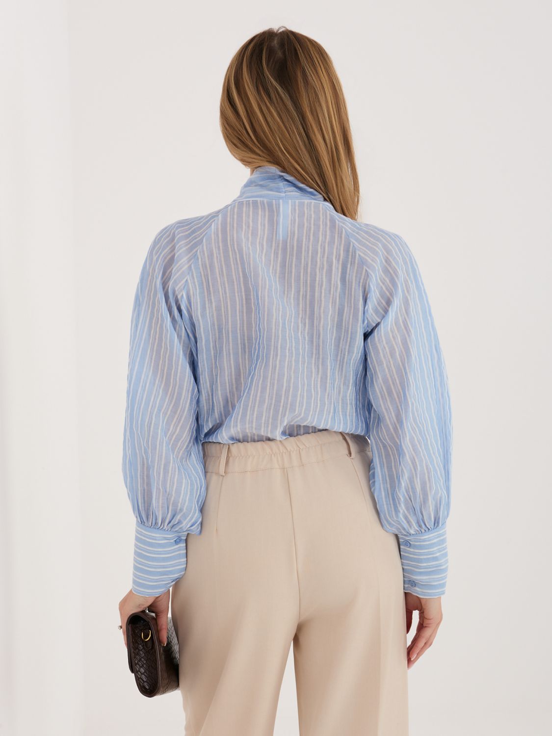 Ženska svetlo modra srajca s črtami in zavezovanjem