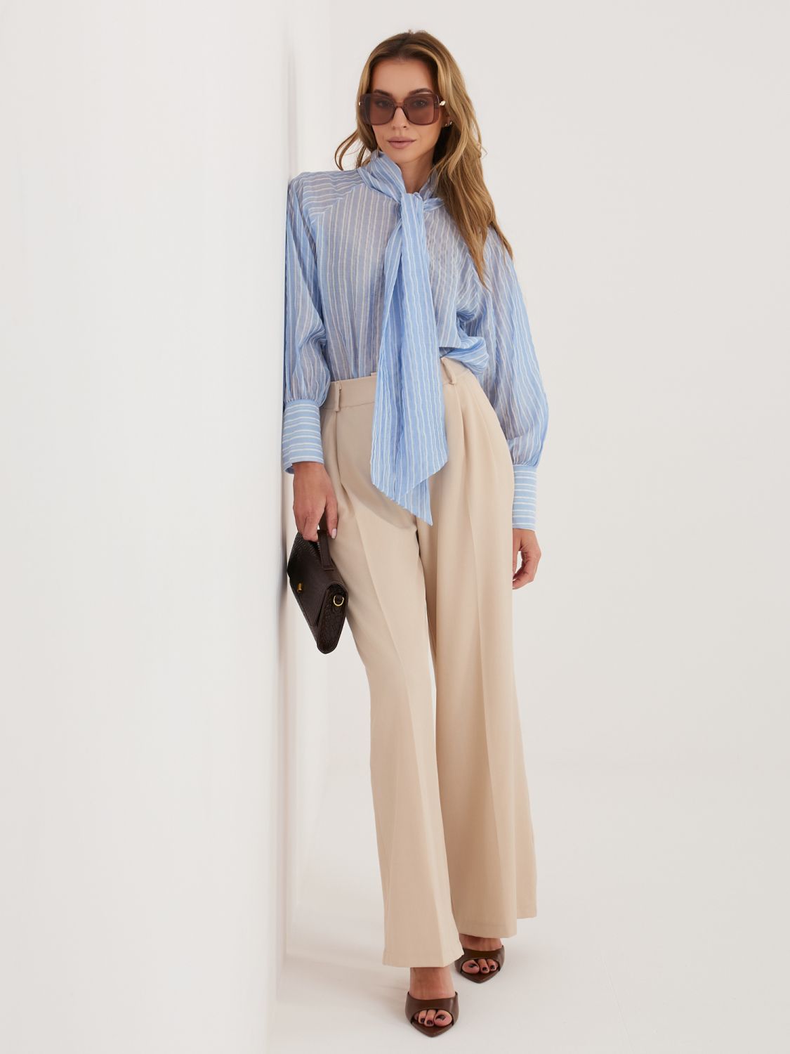 Ženska svetlo modra srajca s črtami in zavezovanjem