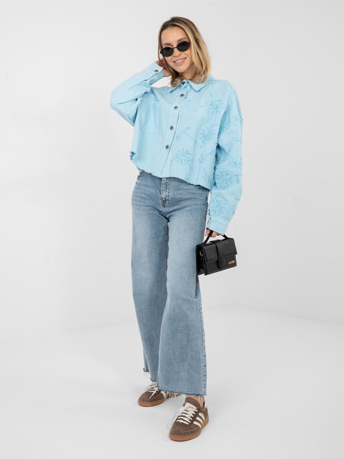 Kratka svetlo modra jeans jakna s cvetlično aplikacijo