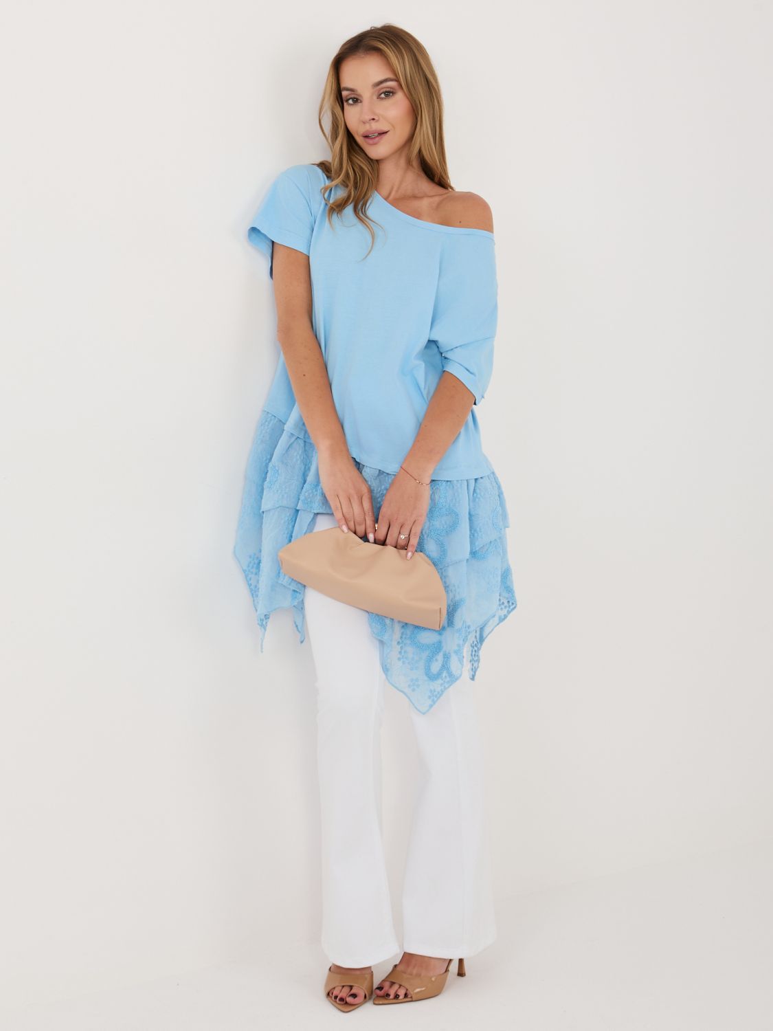 Svetlo modra bombažna bluza z volanom in vezenino