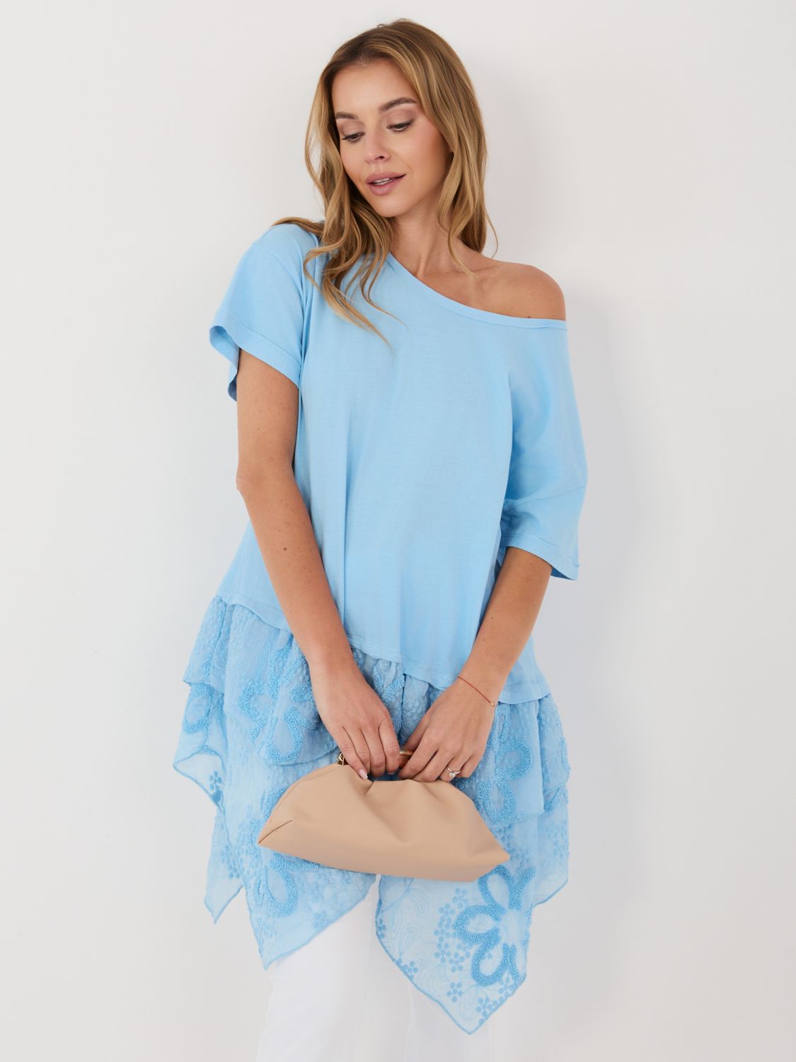 Svetlo modra bombažna bluza z volanom in vezenino