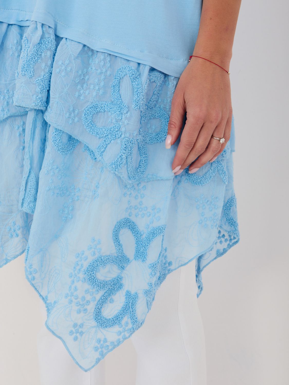 Svetlo modra bombažna bluza z volanom in vezenino