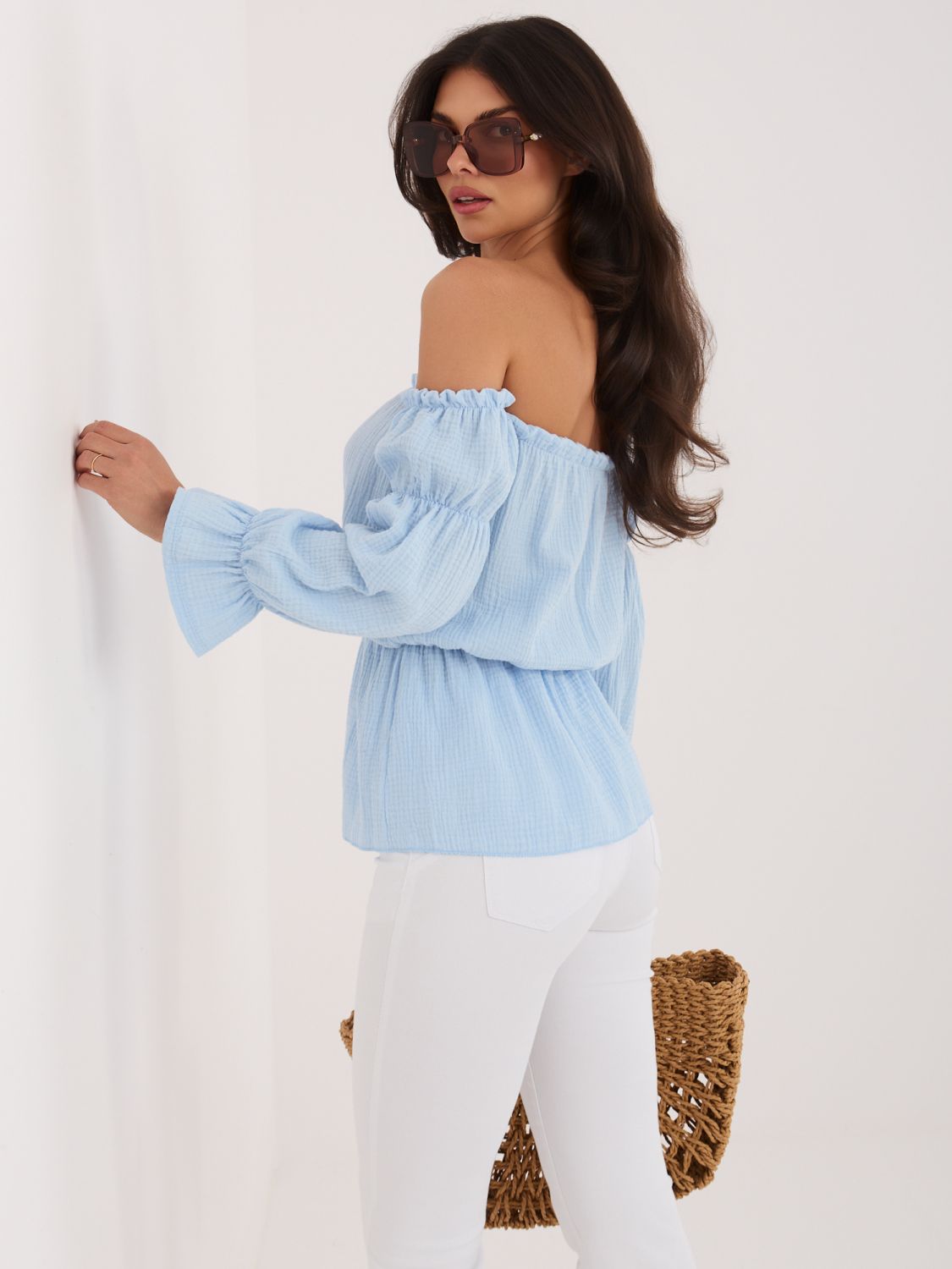 Bluza z odprtimi rameni in napihnjenimi rokavi
