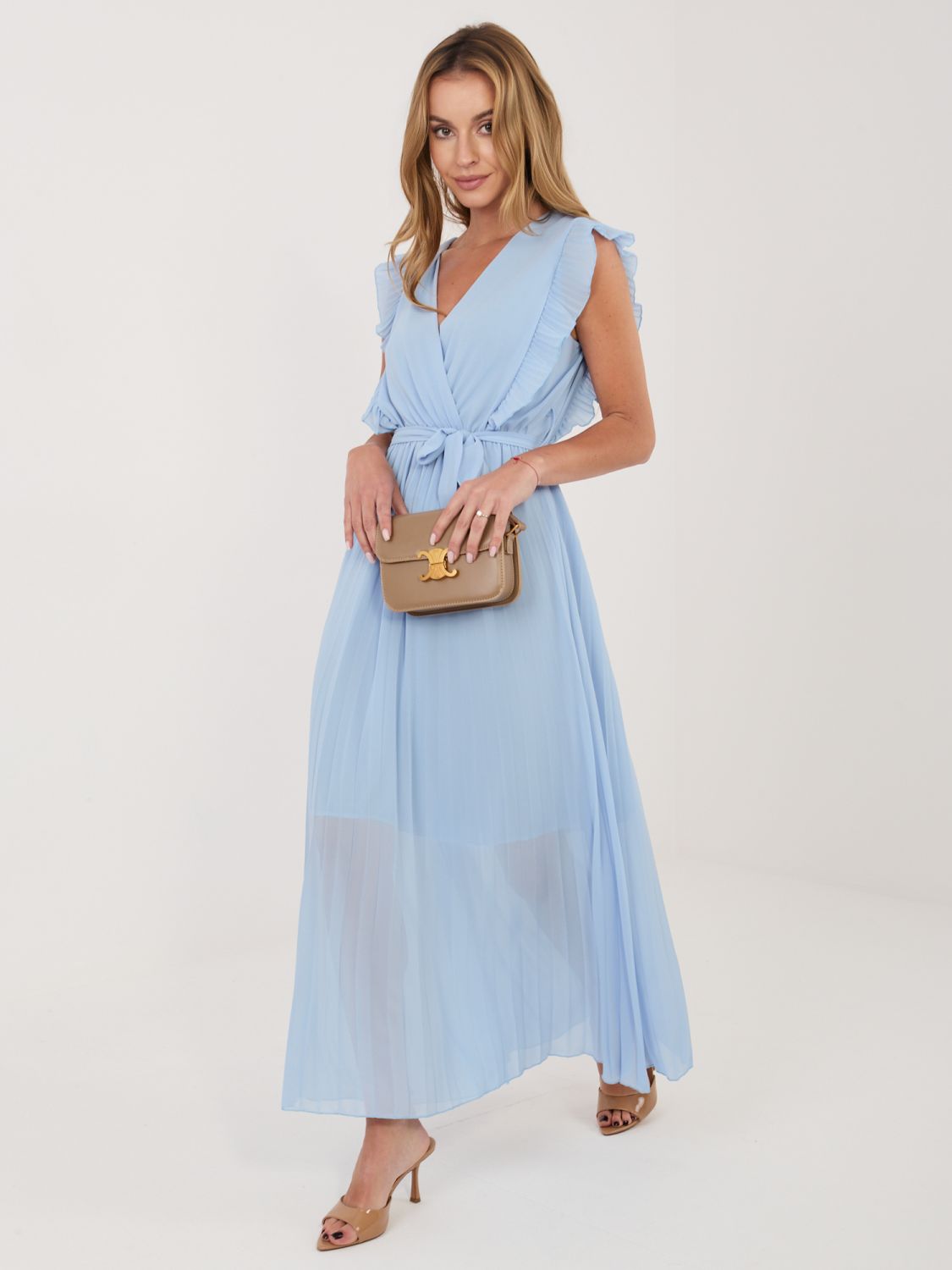 Svetlo modra razširjena midi obleka s pasom