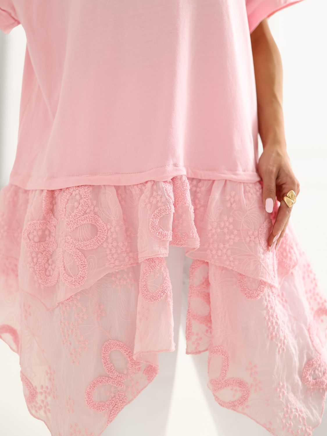 Rožnata bombažna bluza z volanom in vezenino
