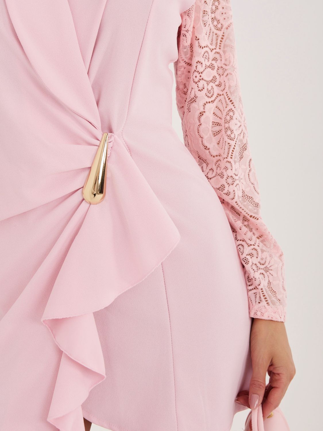 Elegantna mini obleka v svetlo roza barvi s čipko in volanom