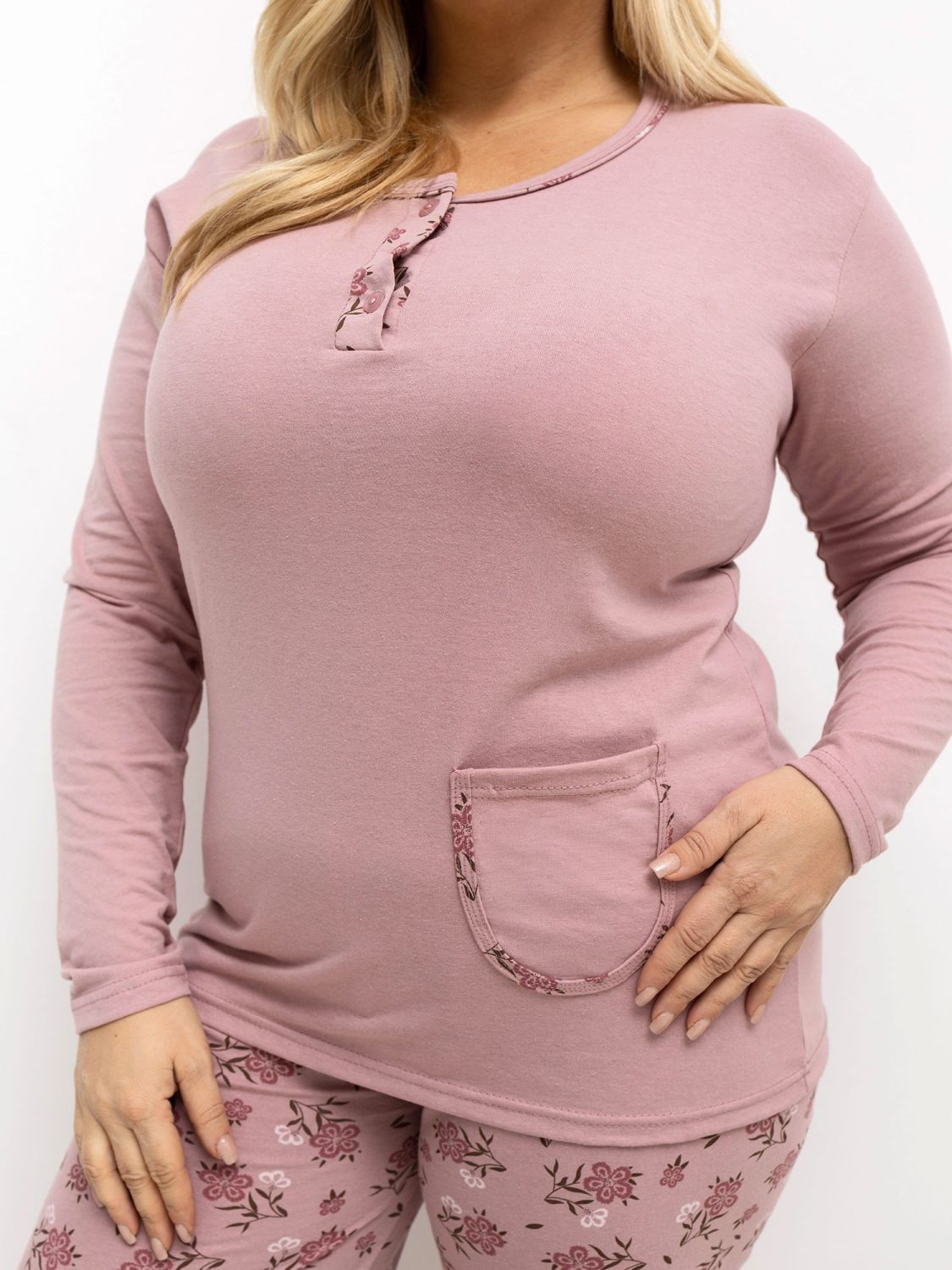 Ženska pižama z rožastim vzorcem in dolgimi rokavi, roza