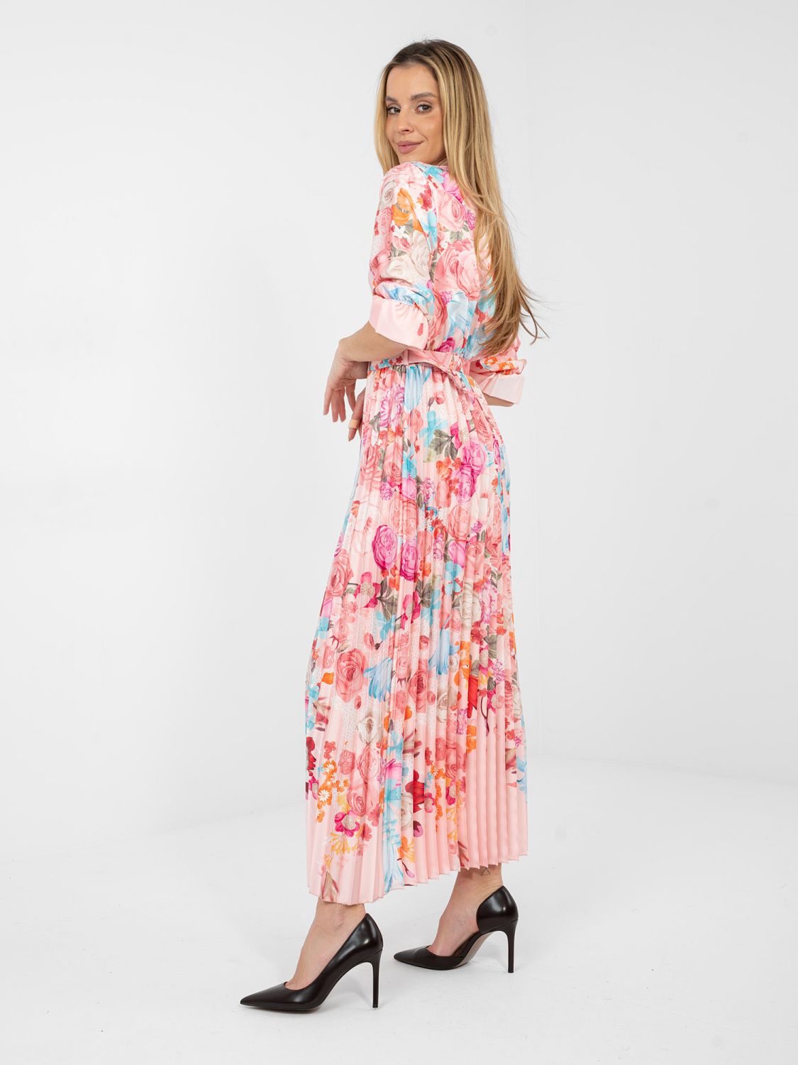 Maksimalno razširjena obleka s cvetličnim vzorcem in pasom, roza