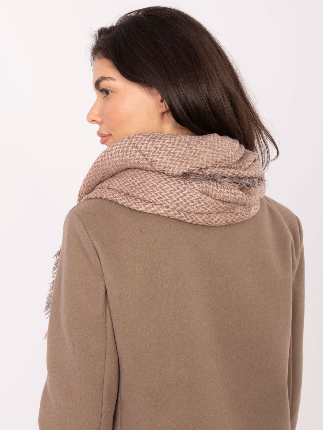 Roza šal z vzorcem ribje kosti in resicami