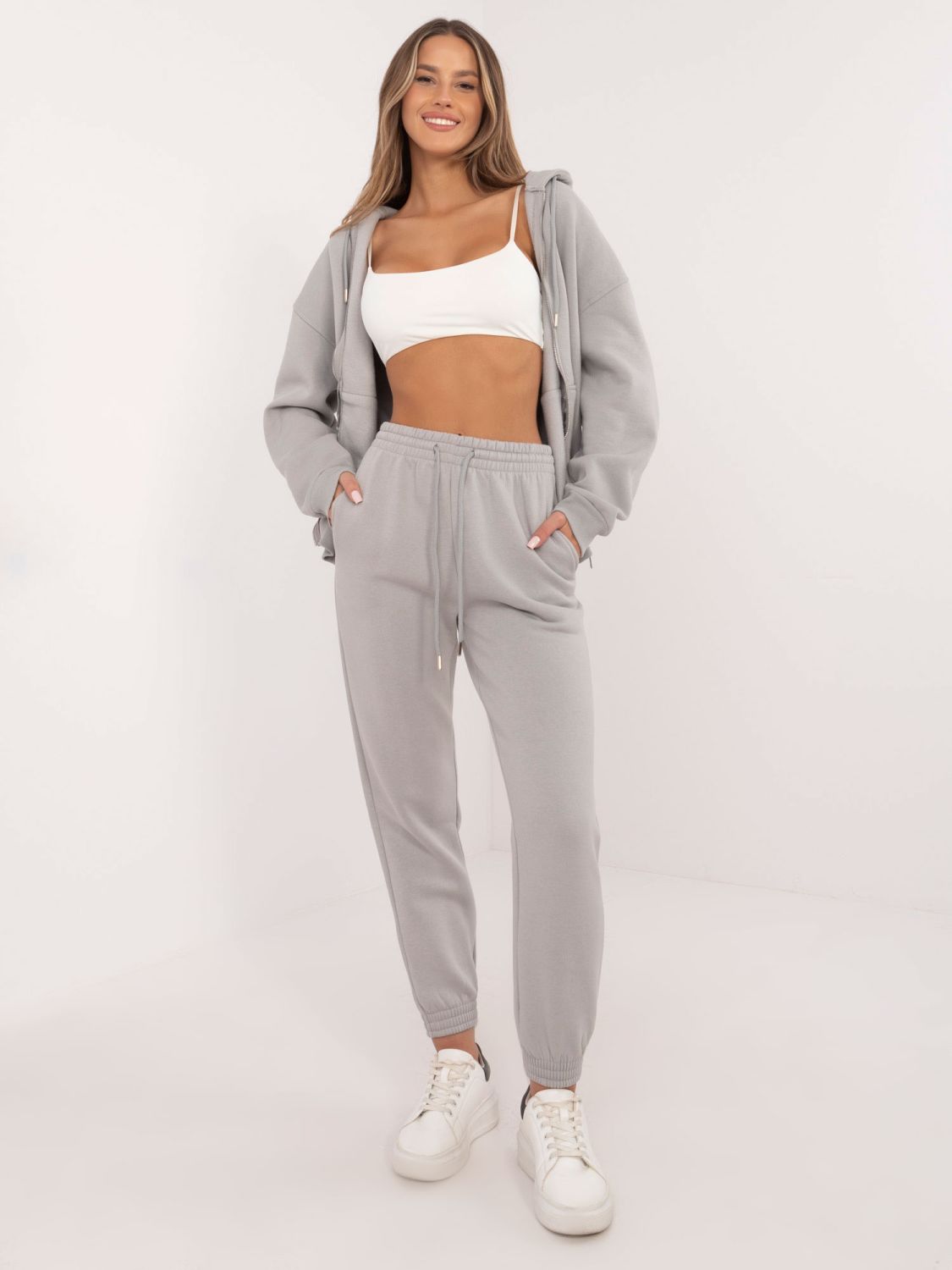 Svetlo sive športne jogger hlače z visokim pasom
