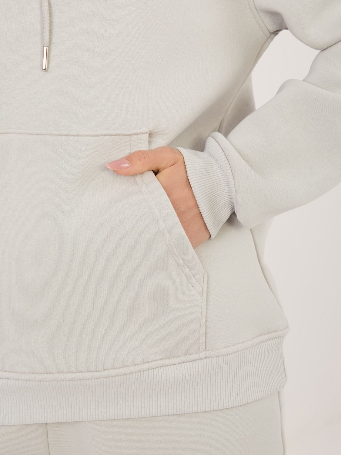 Ženski komplet s kapuco v svetlo sivi barvi