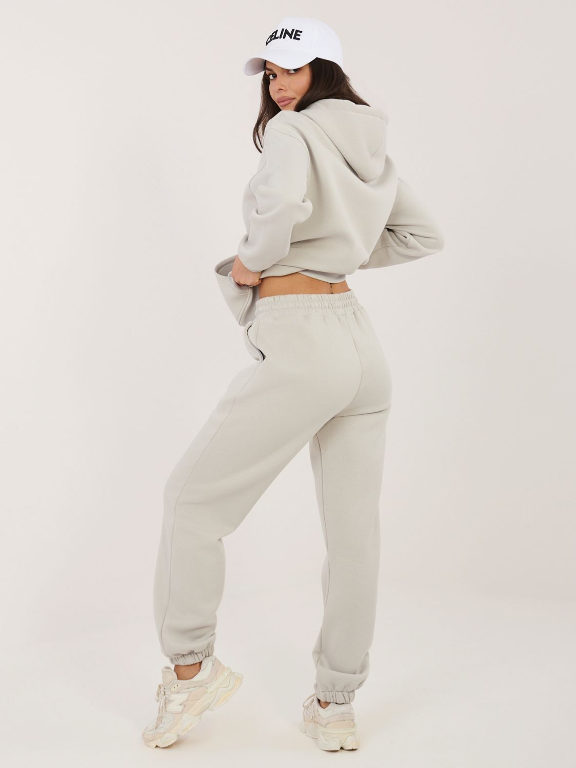 Ženski komplet s kapuco v svetlo sivi barvi