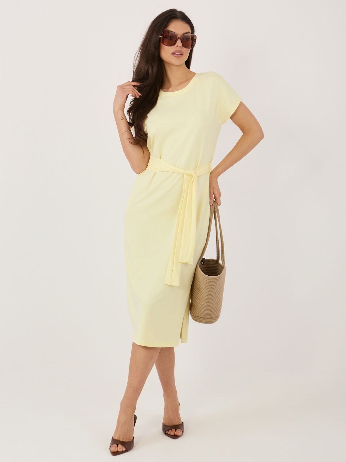 Svetlo rumena bombažna poletna obleka s pasom