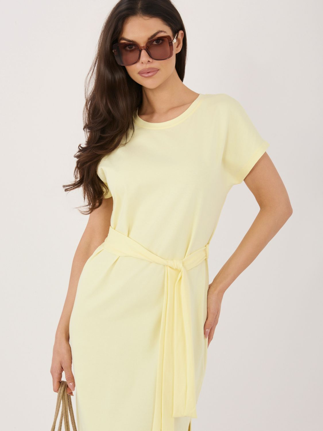 Svetlo rumena bombažna poletna obleka s pasom