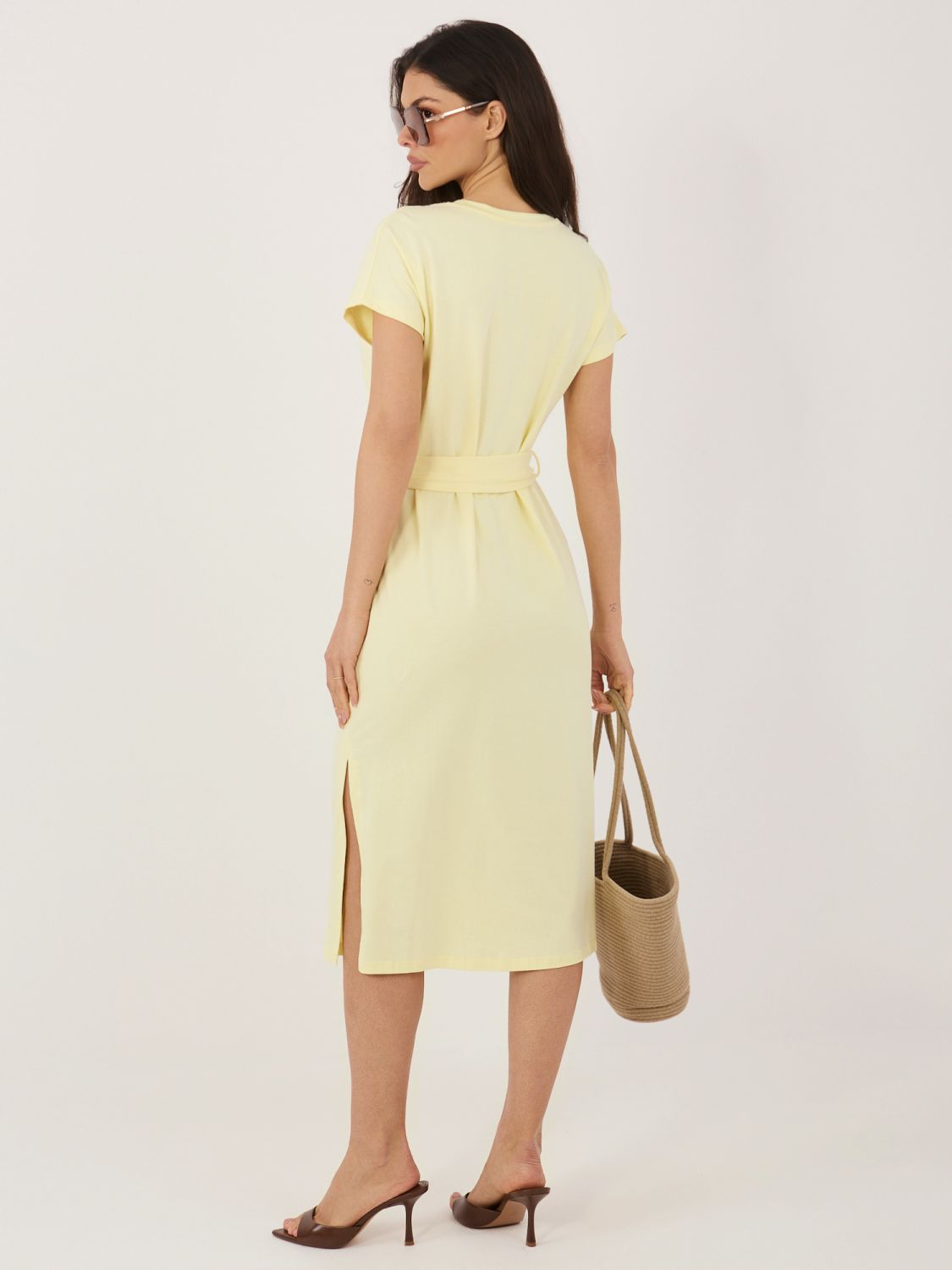 Svetlo rumena bombažna poletna obleka s pasom
