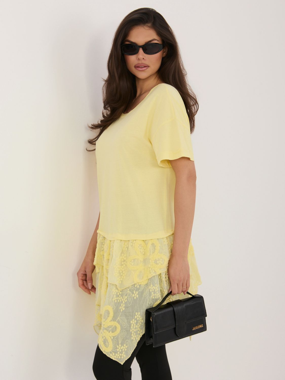 Rumena bombažna bluza z volanom in vezenino