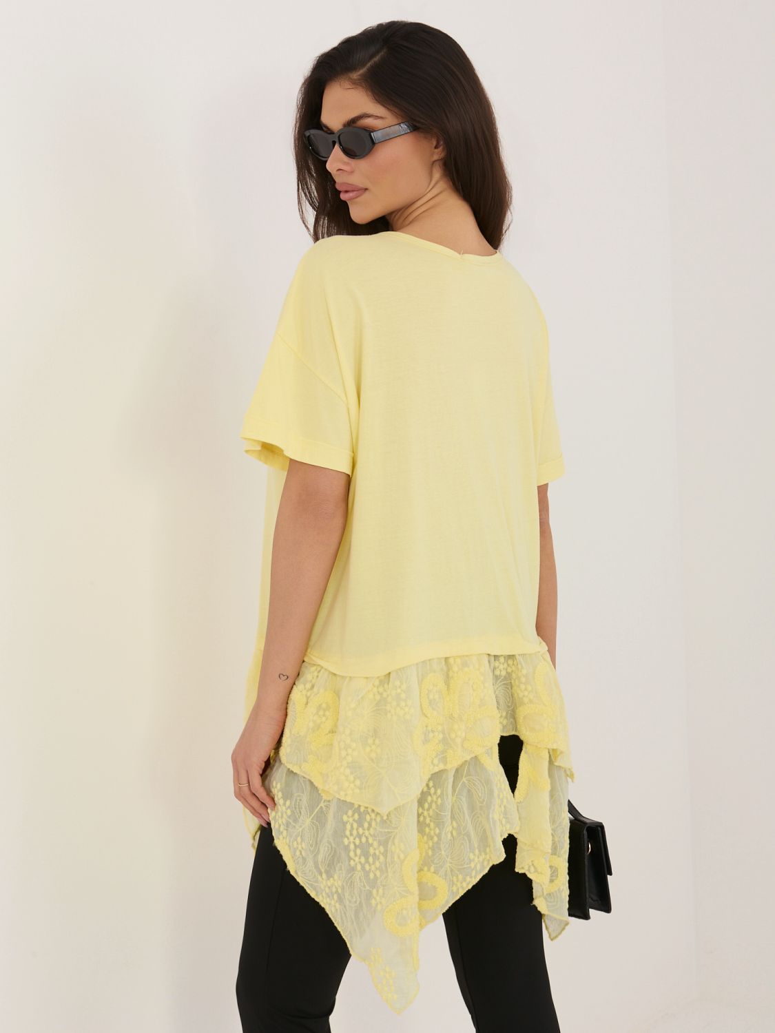 Rumena bombažna bluza z volanom in vezenino
