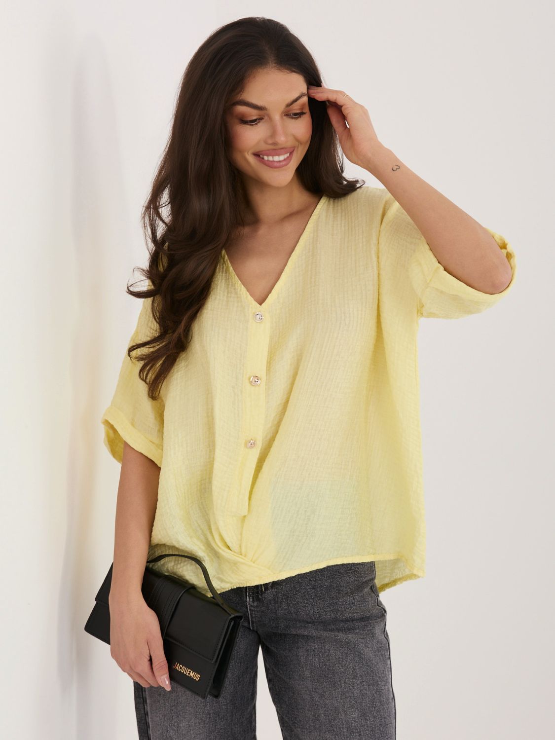 Rumena bluza z V-izrezom in kratkimi rokavi