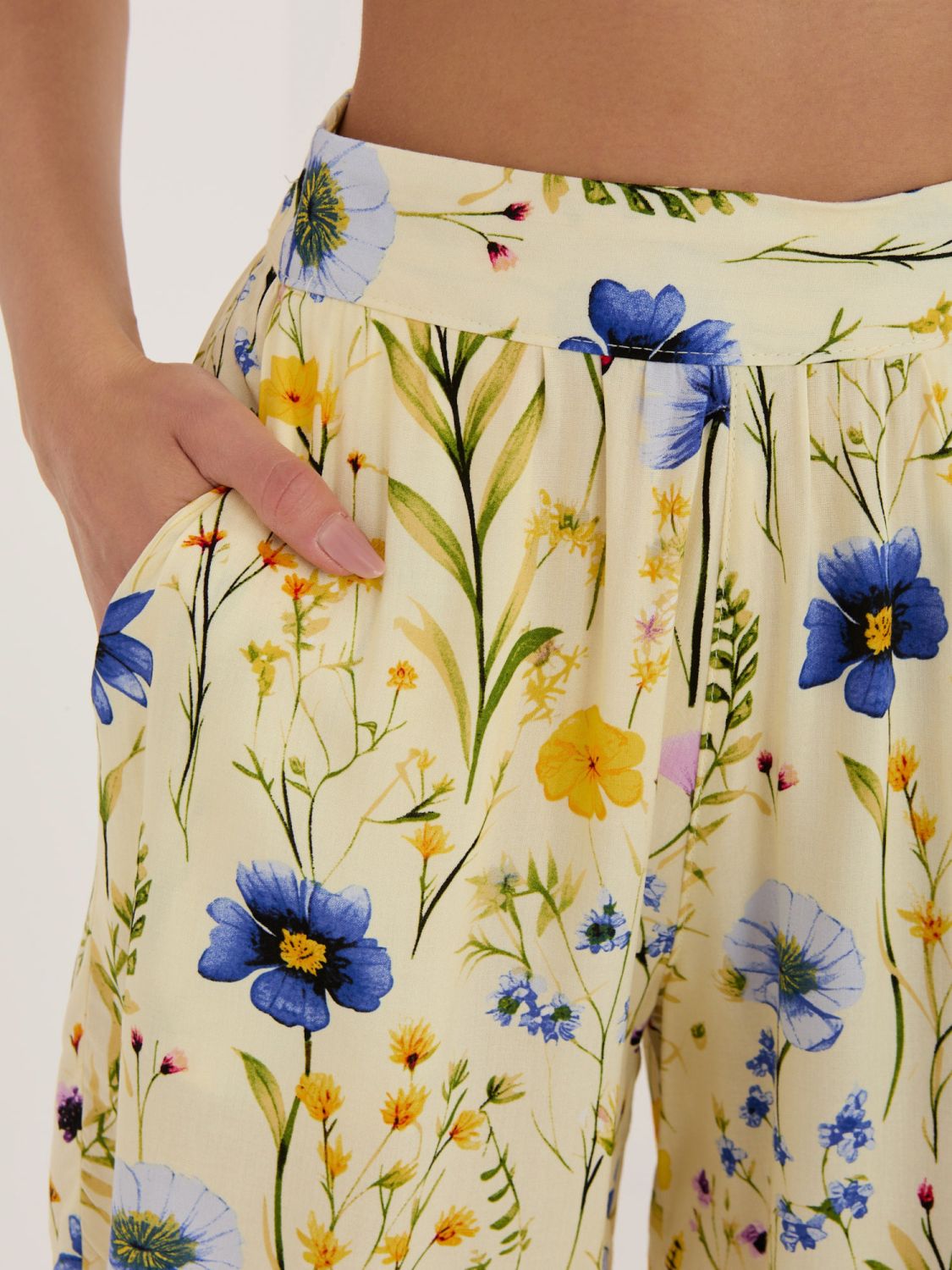 Rumene kratke hlače s cvetličnim potiskom