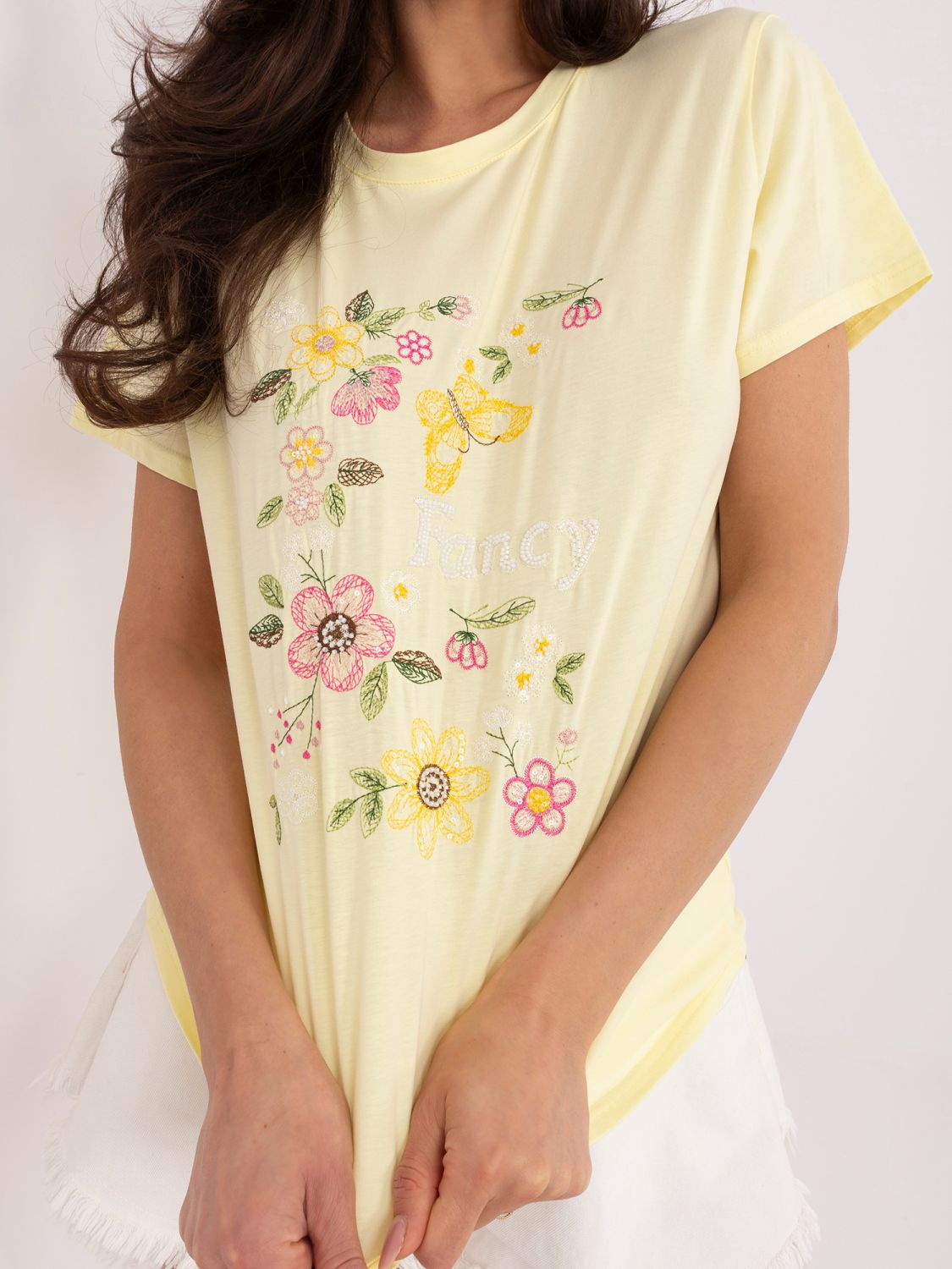 Rumena majica z aplikacijo in vezenjem