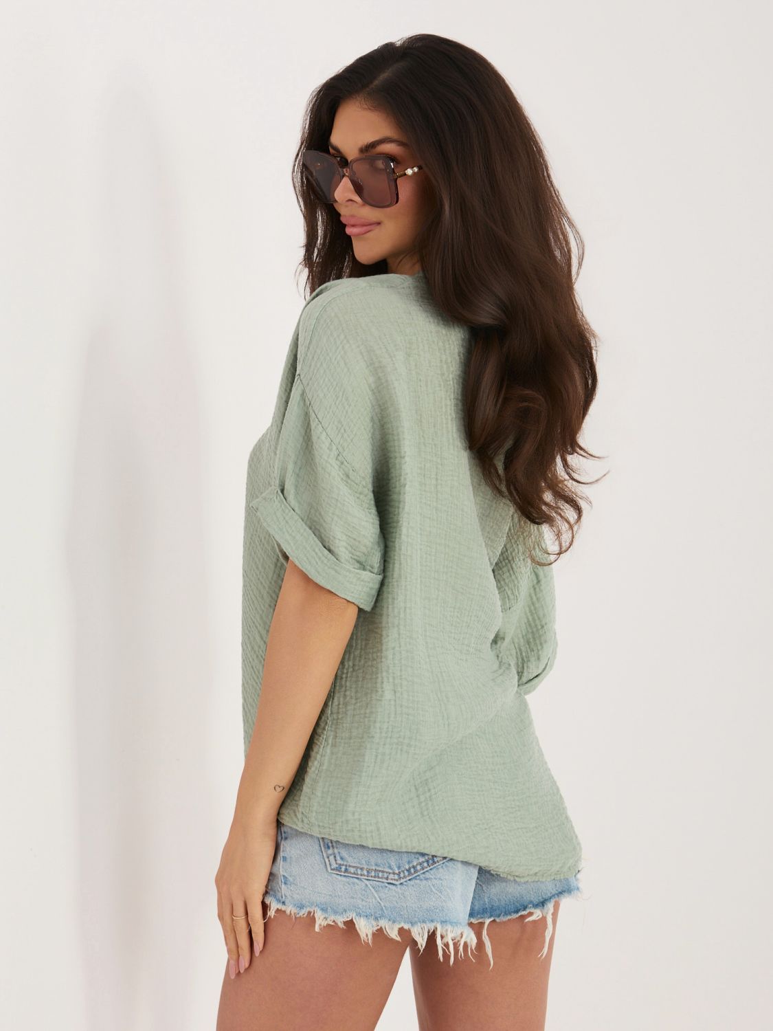 Moderna khaki bluza z V-izrezom in kratkimi rokavi