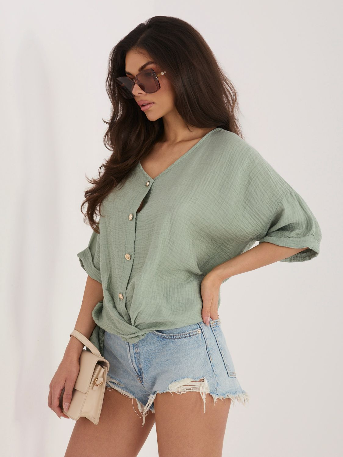 Moderna khaki bluza z V-izrezom in kratkimi rokavi