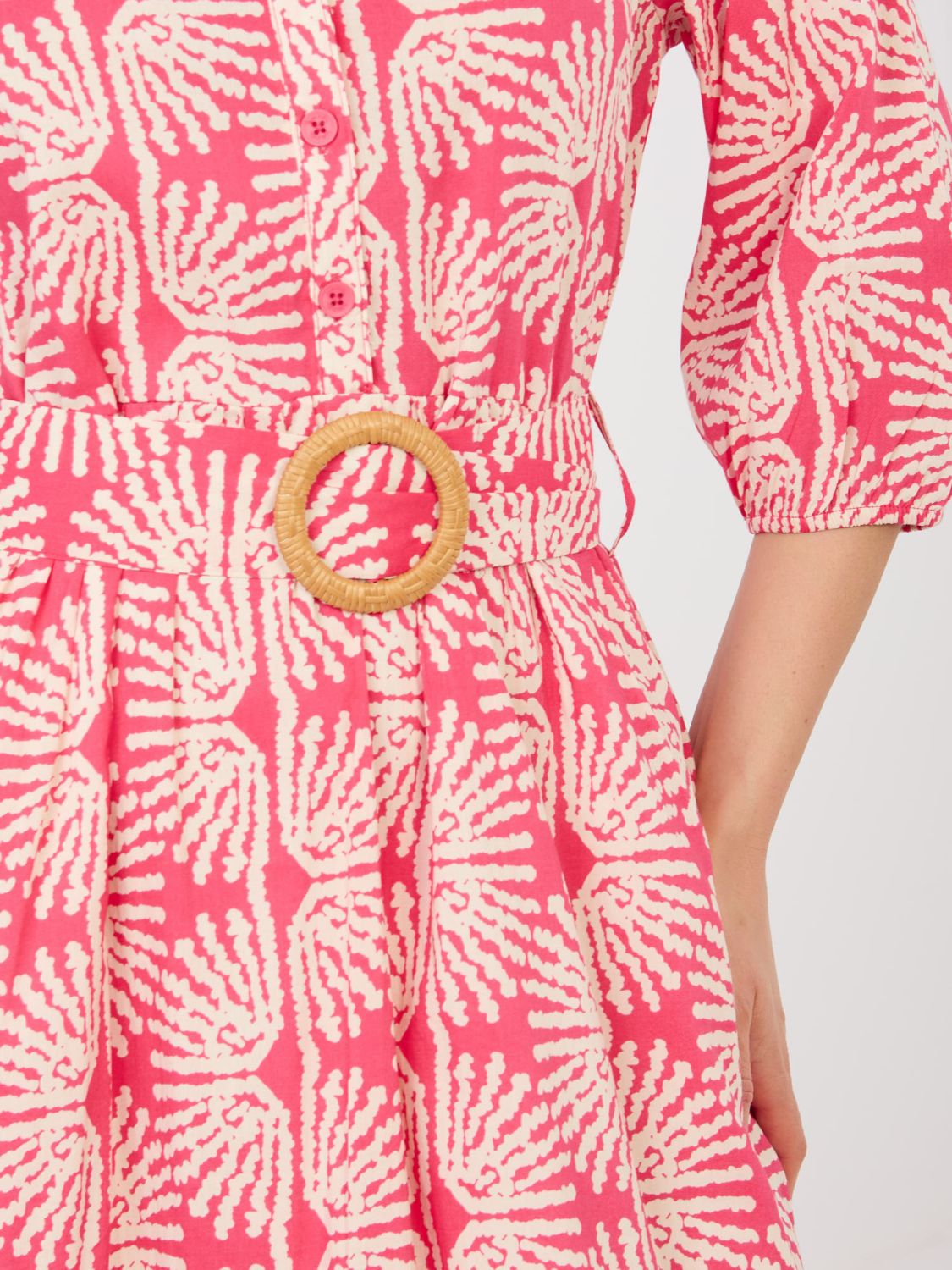 Koralna obleka s pasom in volančki