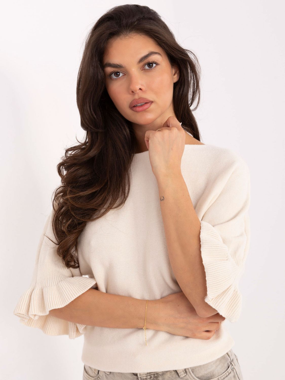 Eleganten bež pulover s 3/4 rokavi in volanom