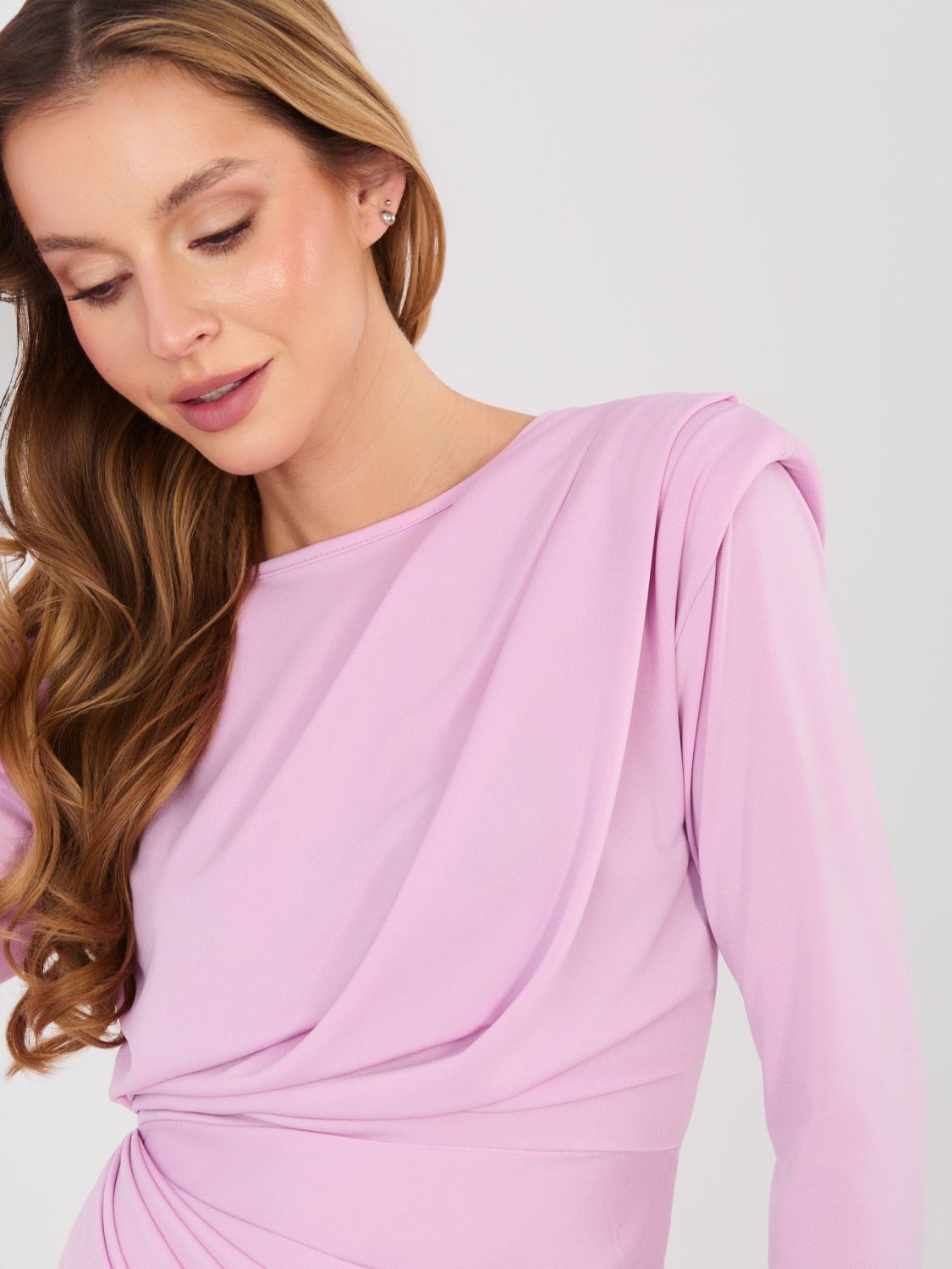 Elegantna vijolična midi obleka z dolgimi rokavi in nabiranjem