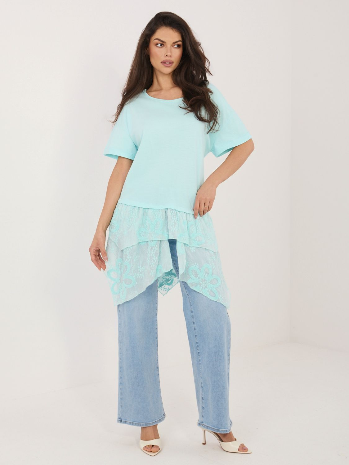 Mint bombažna bluza z volanom in vezenino