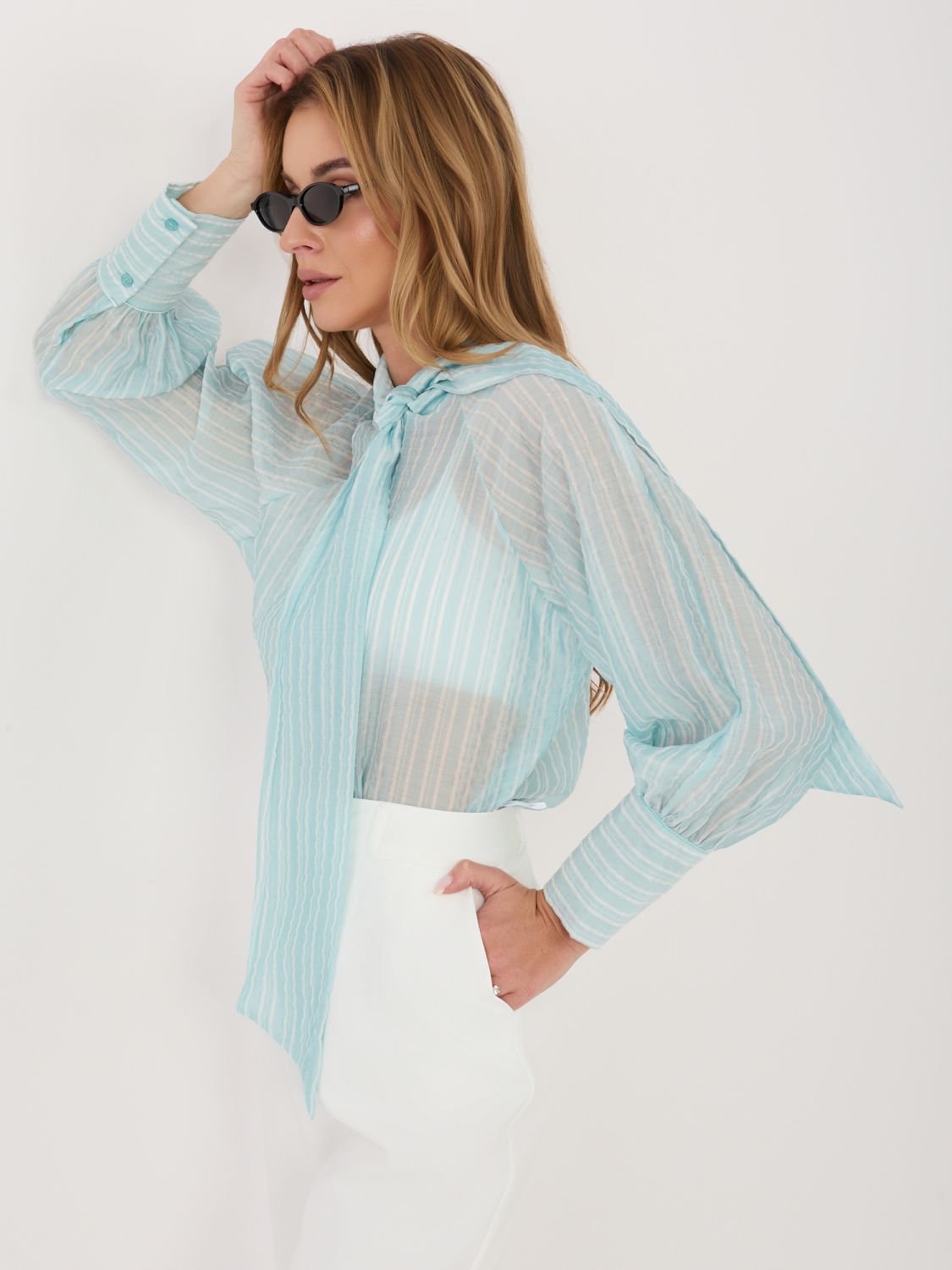 Mint zelena črtasta ženska srajca z vezanjem in napihnjenimi rokavi