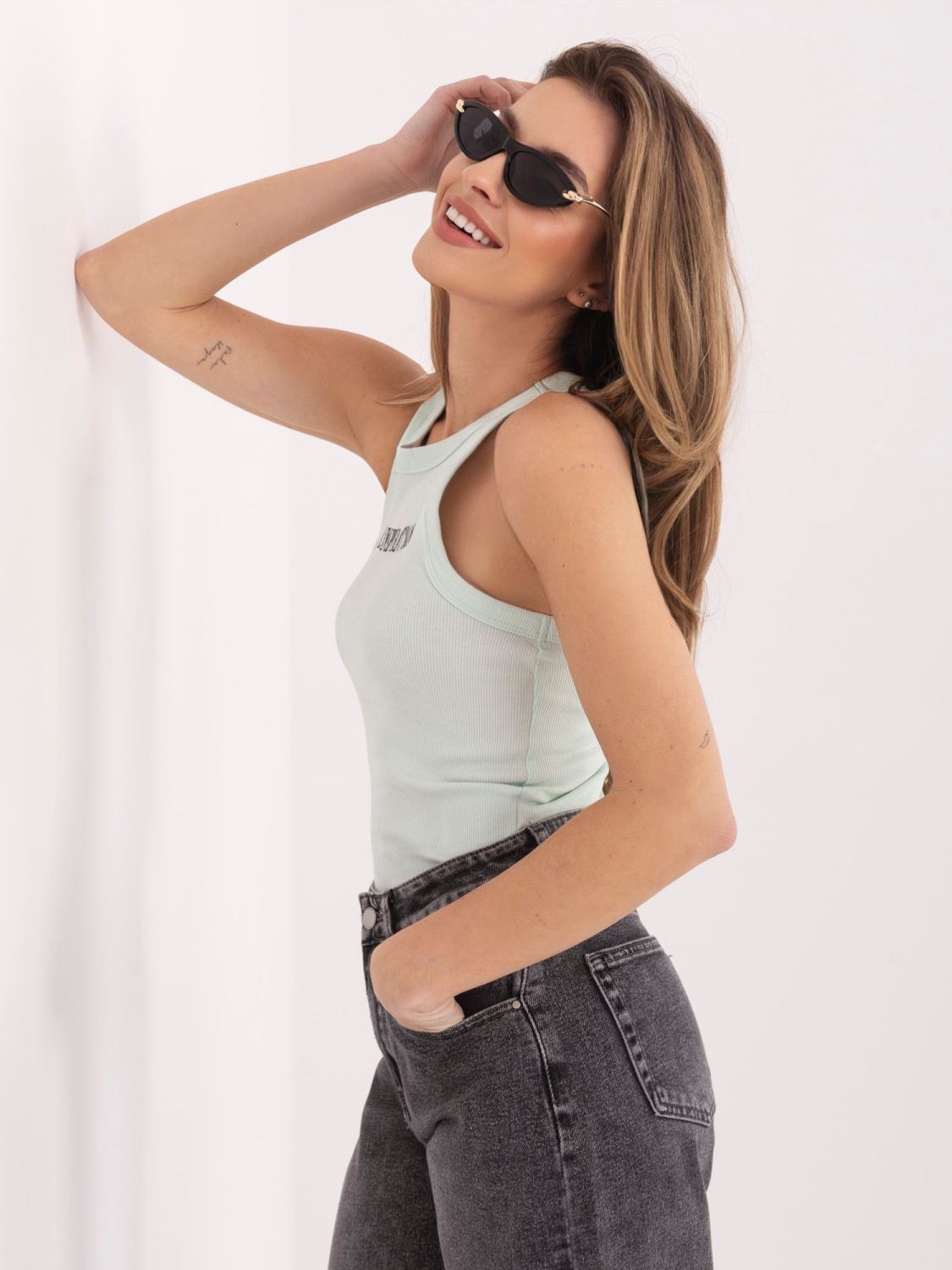 Mint rebrast top z vezenino