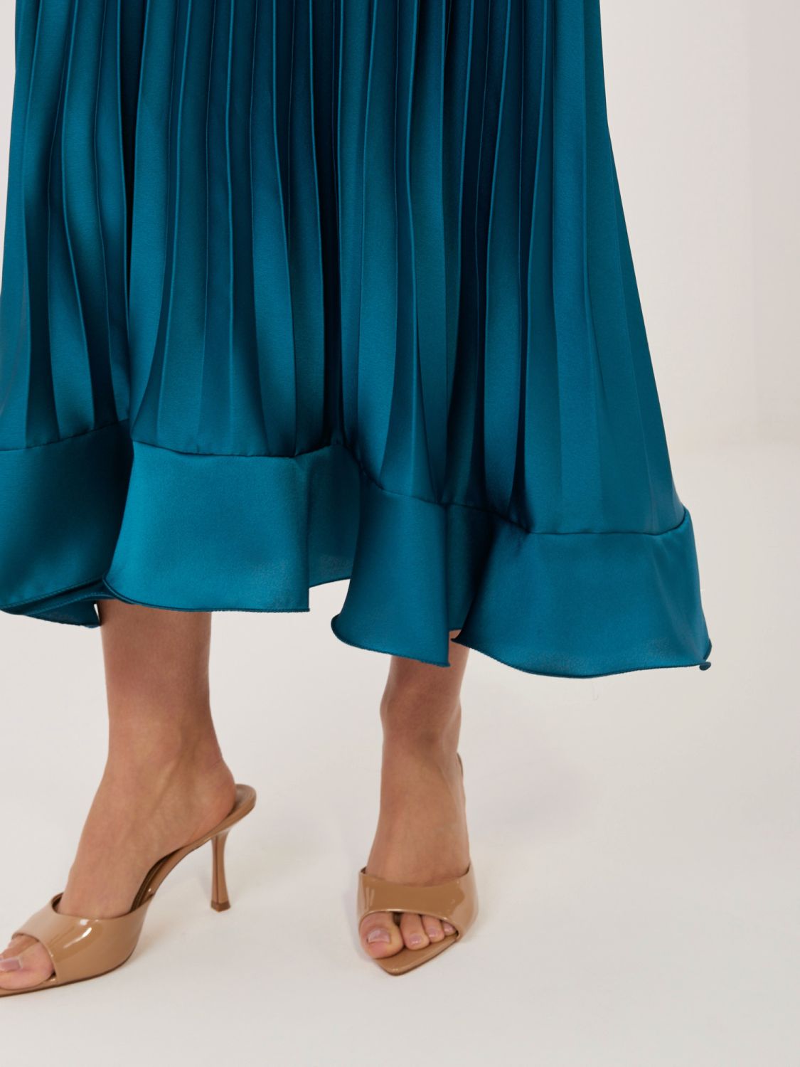 Modra koktajl midi obleka z zavezovanjem in volanom