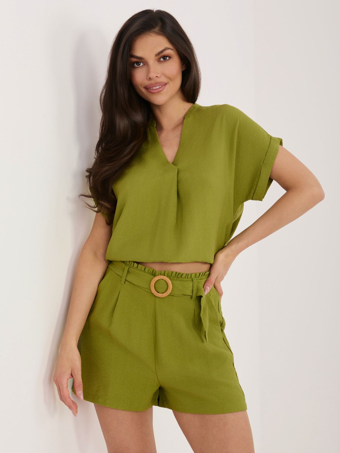 Ženske olivno zelene kratke hlače s pasom