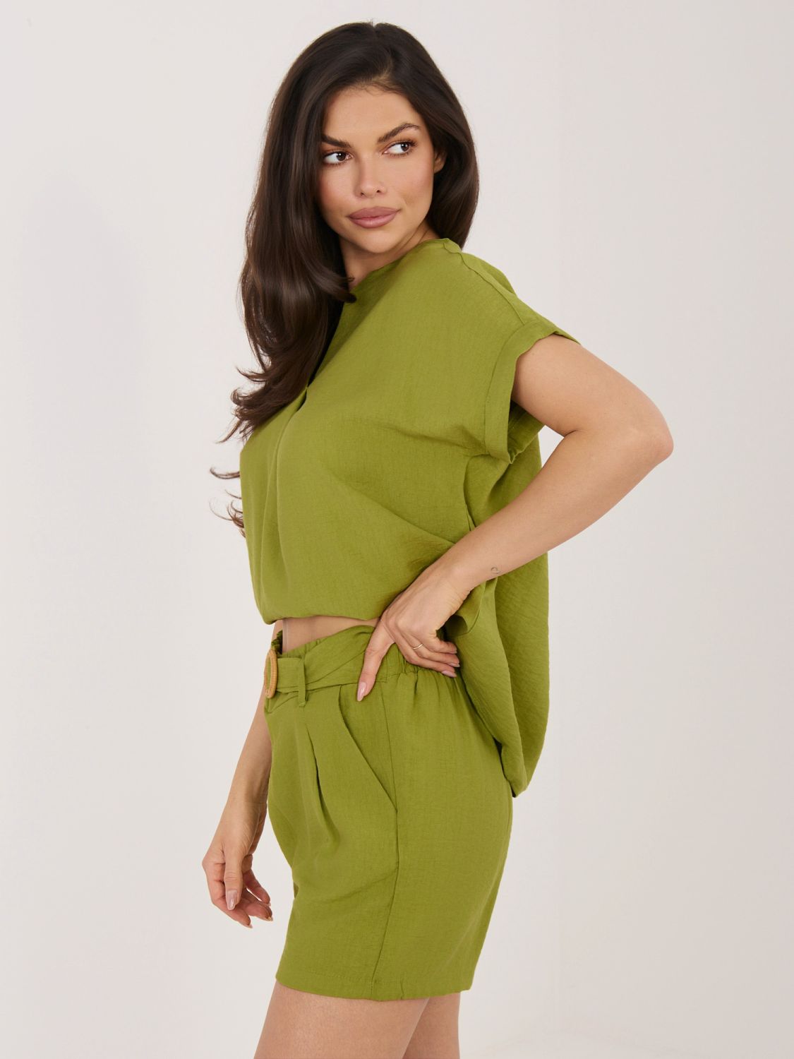 Ženske olivno zelene kratke hlače s pasom