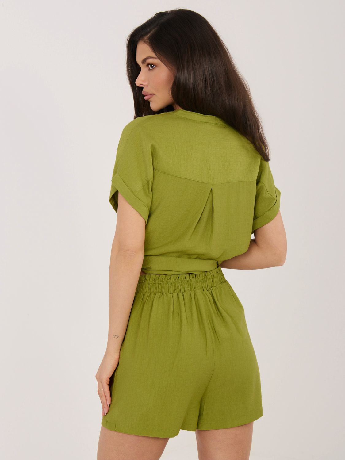 Ženske olivno zelene kratke hlače s pasom