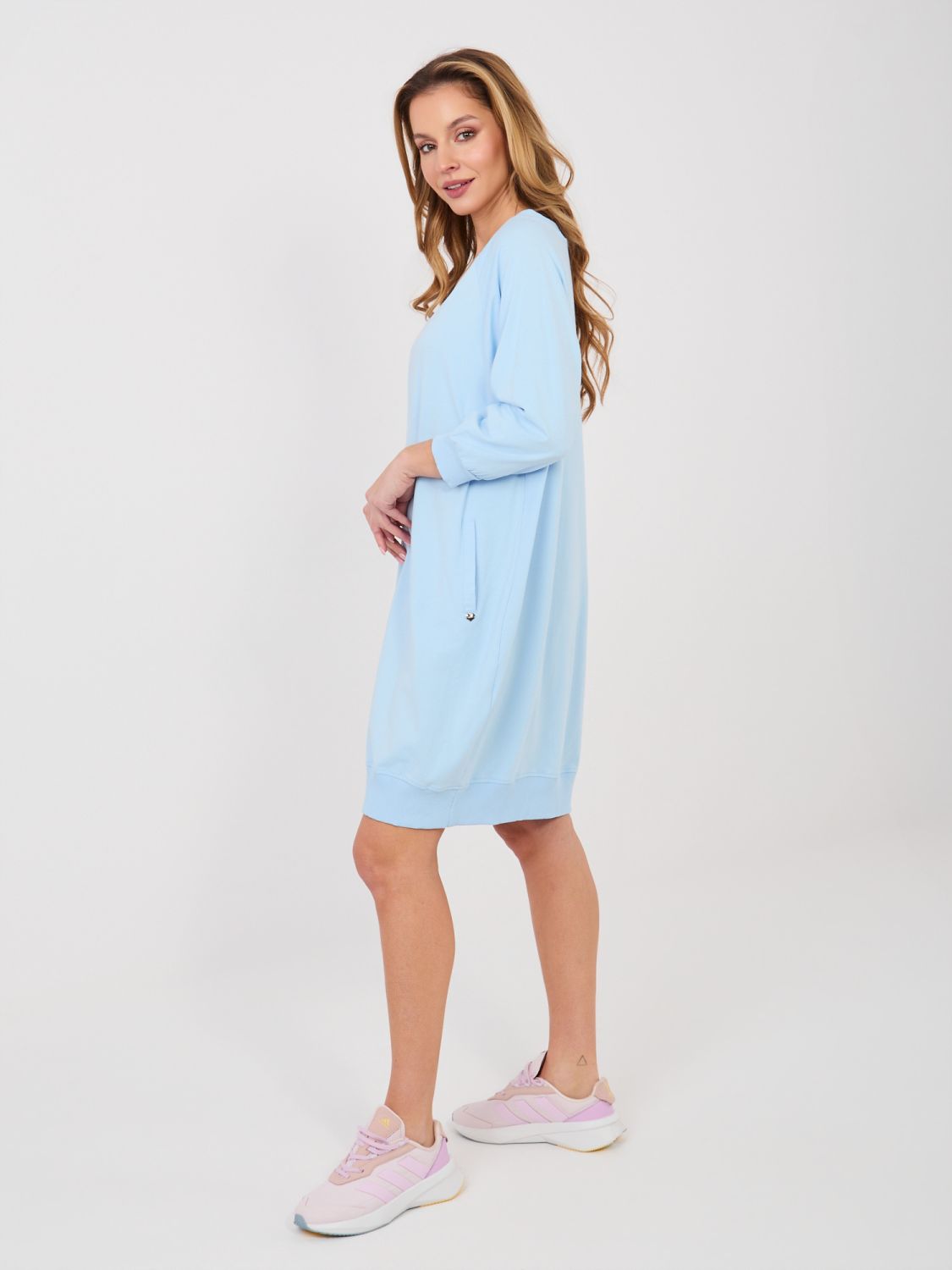 Svetlo modra bombažna obleka s 3/4 rokavi in V-izrezom