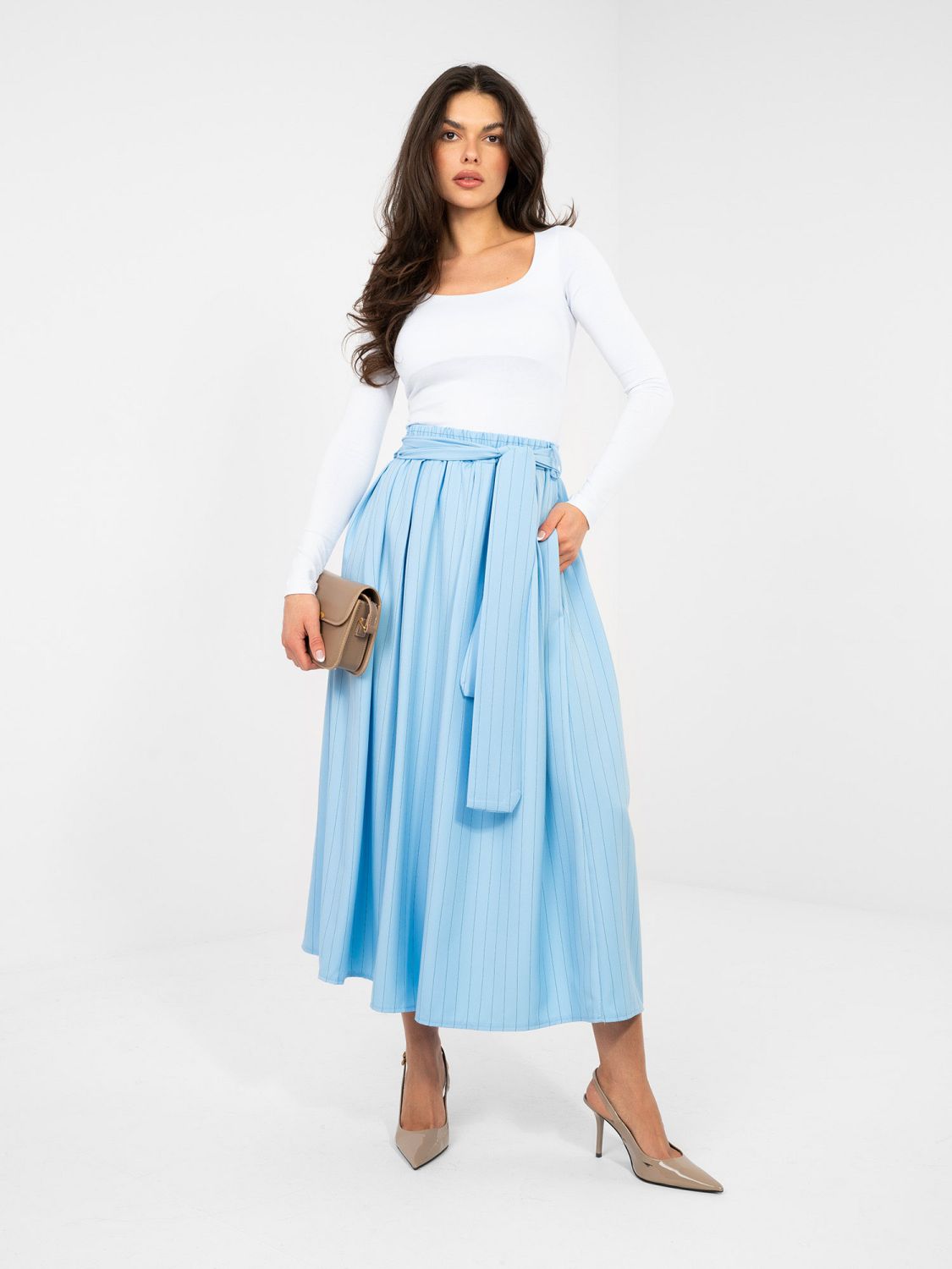 Elegantno modro midi krilo s pasom in črtami